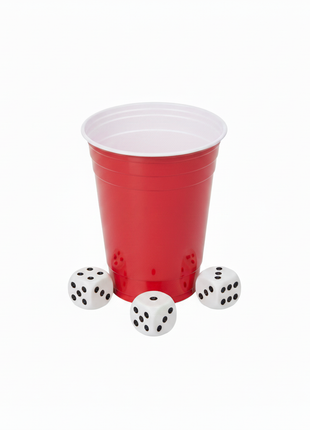Vista cenital de vaso rojo y 3 dados blancos para juego de póker de dados, fondo blanco de estudio