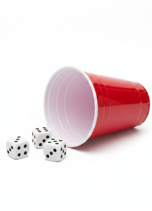 Vaso rojo americano estilo Solo cup con 3 dados blancos clásicos para juego de póker de dados, fondo blanco