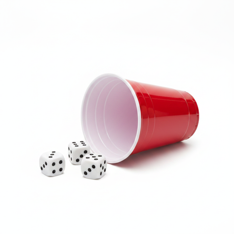Vaso rojo americano estilo Solo cup con 3 dados blancos clásicos para juego de póker de dados, fondo blanco