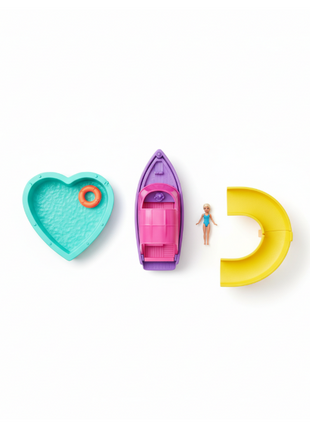 Mini Barbie Land flat lay - bote púrpura, piscina corazón, tobogán amarillo, salvavidas y mini muñeca incluidos