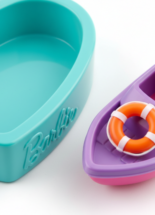 Mini Barbie Land detalle piscina corazón teal y bote rosa - plástico brillante, logo Barbie en relieve