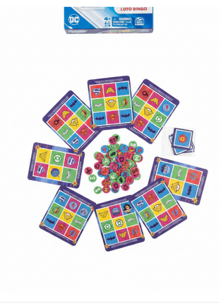 Justice League Bingo flat lay - cartones, fichas con símbolos Superman Batman Flash y Green Lantern incluidos