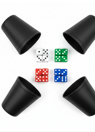 Liar's Dice flat lay - 4 vasos de cuero negro y 20 dados en 4 colores, contenido completo del juego