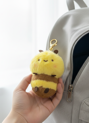 Abejita peluche llavero colgando mochila