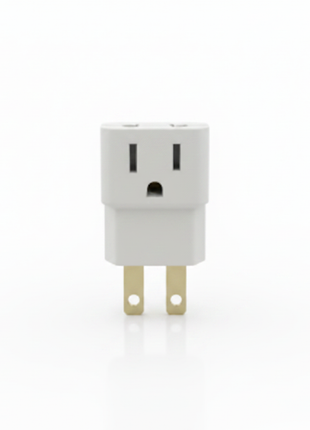 Detalle adaptador de enchufe blanco – clavijas planas resistentes – material plástico de alta calidad

