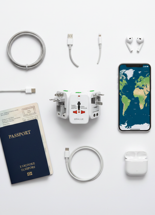 Adaptador universal Opalux – flat lay con accesorios de viaje – solución eléctrica global para todo destino

