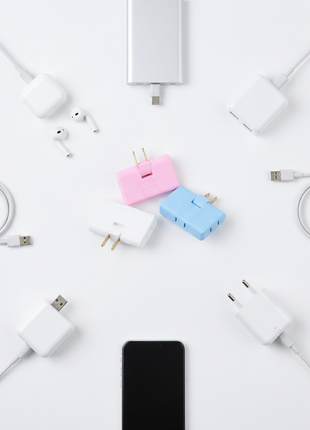 Adaptador triple colores pastel – flat lay con cargadores y cables – solución compacta para múltiples conexiones

