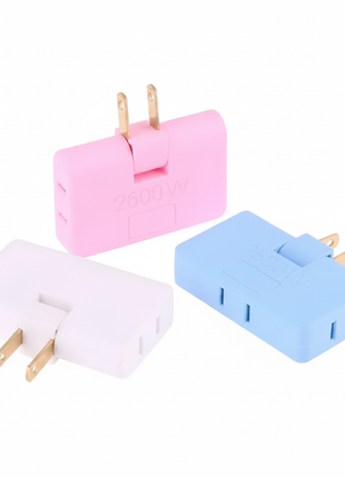 Adaptador triple de enchufe colores pastel – rosa, blanco y azul – multiplica tus tomas con clavija plana

