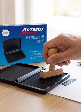 Almohadilla Artesco en uso con un sello