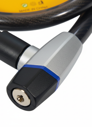 Macro del cilindro de llave plateado con aro azul del ANCHI Cable Lock, mecanismo preciso y resistente

