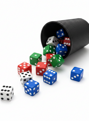 Liar's Dice flat lay - 4 vasos de cuero negro y 20 dados en 4 colores, contenido completo del juego