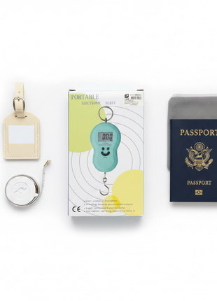 Balanza colgante digital portátil verde menta con accesorios de viaje, vista cenital, gancho plateado resistente

