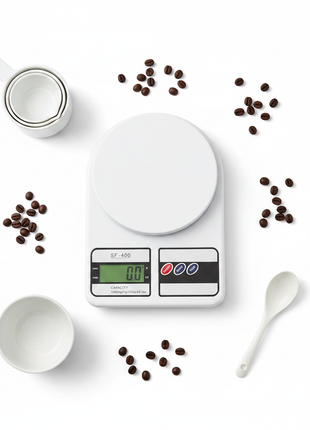 Balanza digital de mesa SF-400 blanca con accesorios de cocina, vista cenital, capacidad 10kg precisión 1g

