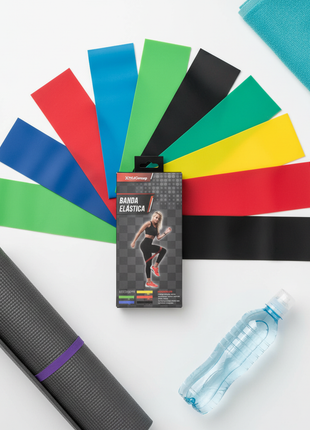 Set bandas elásticas multicolor vista cenital con accesorios fitness, kit completo entrenamiento Perú

