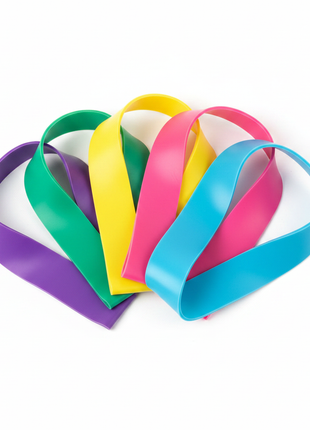 Set bandas elásticas resistencia multicolor fondo blanco estudio, ejercicio glúteos y fitness en casa Perú

