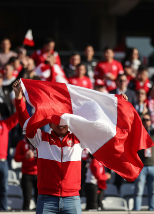 Bandera del Perú ondeando celebración deportiva patriotismo eventos y fiestas patrias