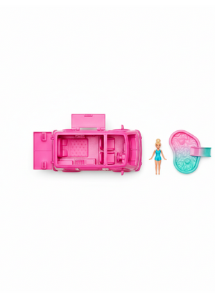 Mini Barbie Land flat lay - camper van rosa abierto, mini muñeca y piscina color change incluidos