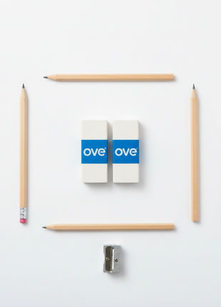 OVE borradores flat lay - 2 unidades con útiles escolares: lápices, regla y sacapuntas incluidos en escena