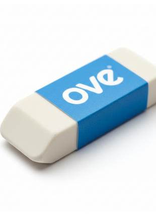 OVE borrador blanco detalle - superficie lisa, banda azul con logo, bordes precisos, calidad escolar premium
