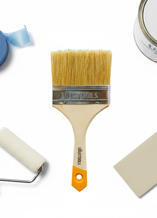 Brocha ancha UYUSTOOLS con accesorios de pintura, vista cenital, cerdas naturales anchas y grip amarillo

