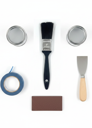 Brocha plana 1" Instant mango negro con virola plateada, vista cenital con accesorios de pintura de precisión

