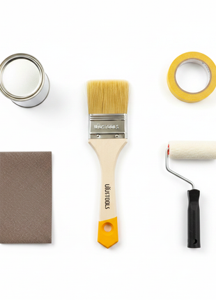 Brocha plana UYUSTOOLS con accesorios de pintura, vista cenital, cerdas naturales y mango ergonómico

