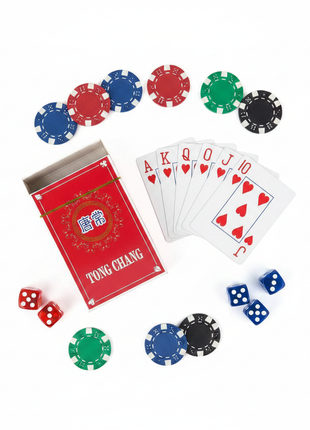 Flat lay cartas casino Tong Chang en abanico con fichas y dados – juego de mesa Poker y Blackjack

