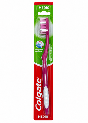 Cepillo Colgate sobre fondo blanco