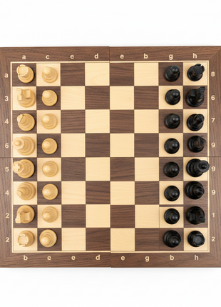 Chess Set flat lay tablero madera piezas negro y natural posición inicial ajedrez