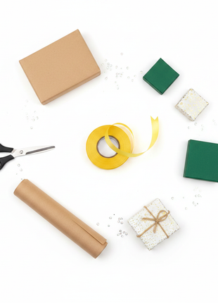 Cinta de agua amarilla satinada – flat lay con accesorios de empaque – ideal para regalos y celebraciones

