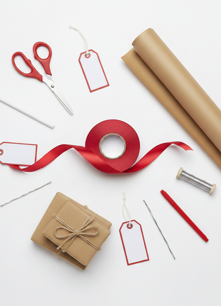 Cinta de agua roja satinada – flat lay con accesorios de empaque – ideal para regalos y eventos


