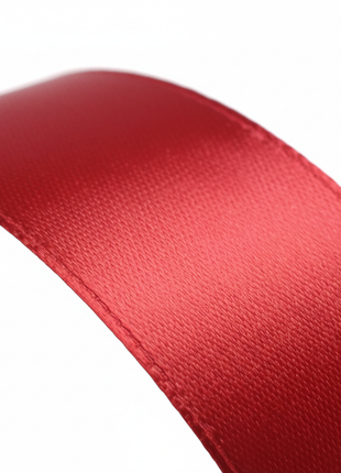Cinta satinada roja – detalle de textura brillante – acabado suave y resistente para decoración

