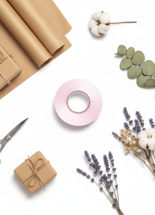 Cinta de agua rosada satinada – flat lay con accesorios de empaque – ideal para regalos y eventos especiales

