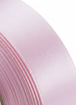 Cinta satinada rosada – detalle de textura brillante – acabado suave y delicado para decoración premium

