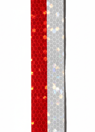 Detalle textura microprisma cinta reflectiva roja y blanca – máxima retroreflectividad para seguridad vial – Envíos express

