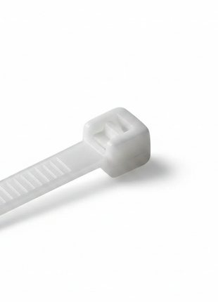 Cintillos nylon blancos 20cm – detalle cabezal de bloqueo y trinquete – material nylon resistente – sujeción segura y duradera

