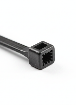 Cintillos nylon negros 10cm – detalle cabezal de bloqueo y trinquete – material nylon resistente – sujeción segura y duradera


