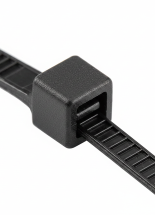 Detalle cintillo nylon negro – cabezal cuadrado con dientes de bloqueo – correa dentada de alta resistencia

