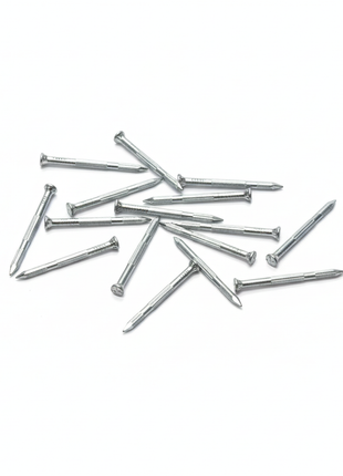 Clavos galvanizados finos fondo blanco