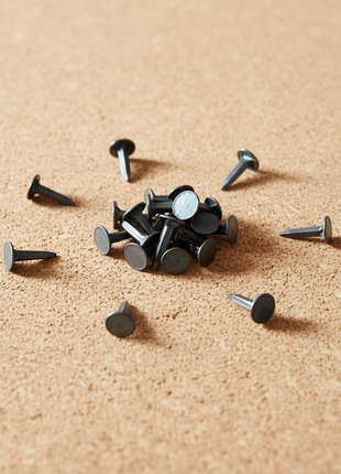 Clavos tachuela sobre madera listos para fijar, ideales para tapicería y trabajos de carpintería

