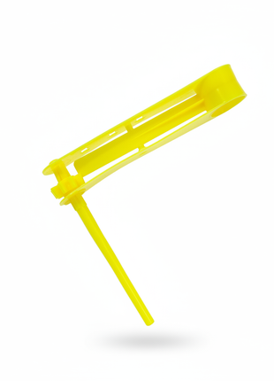 Clip amarillo sobre fondo blanco