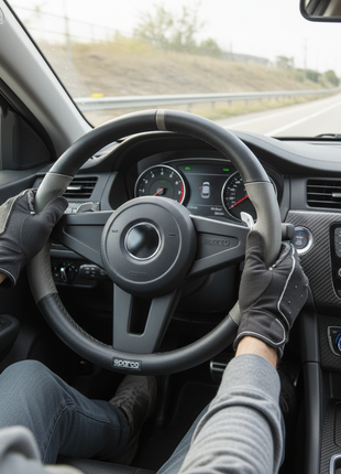 Cubre Volante SPARCO Corsa en uso - lifestyle