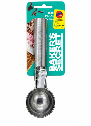 Cuchara para helado sobre fondo blanco