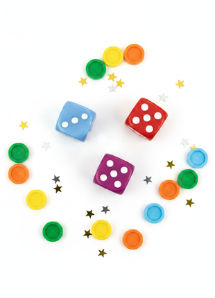 Flat lay 3 dados D6 multicolor azul rojo morado con accesorios de juego – set versátil para juegos de mesa

