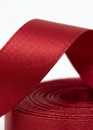 Detalle de la textura de la cinta satinada roja