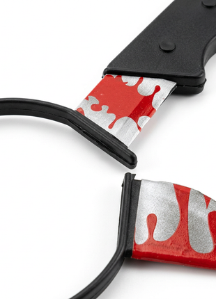 Detalle de la vincha cuchillo de Halloween