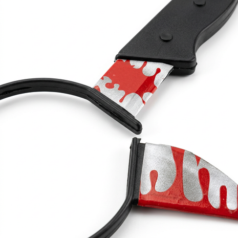 Detalle de la vincha cuchillo de Halloween