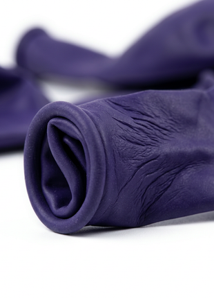 Detalle del cuello de un globo morado