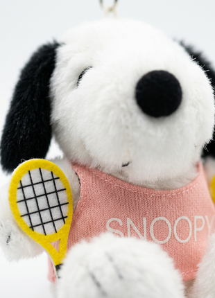 Detalle del peluche Snoopy rosado