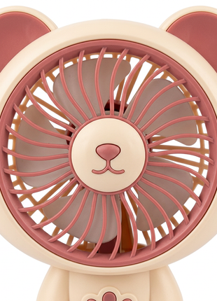 Detalle del ventilador de osito crema con rosado